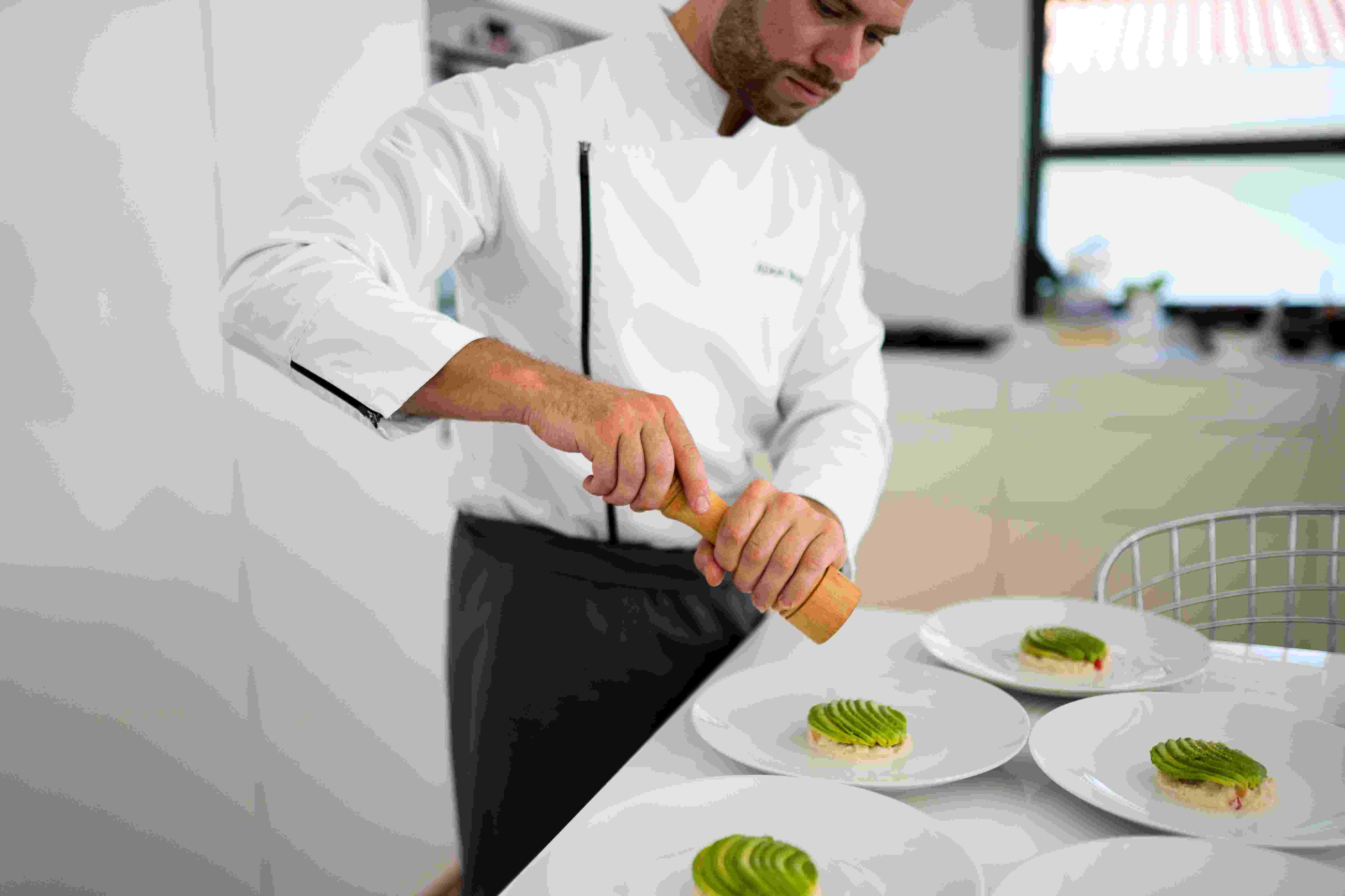 Chef privé préparant repas en villa